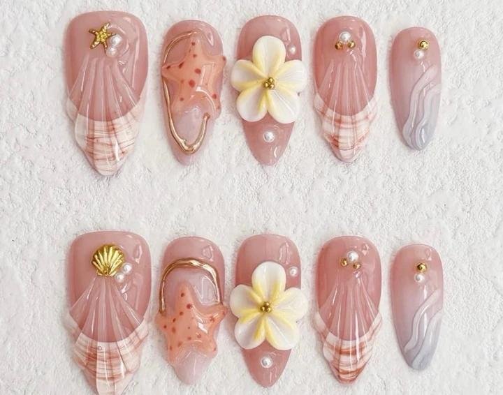 Coastal Daisy Shell volume-oriented press-on nail set